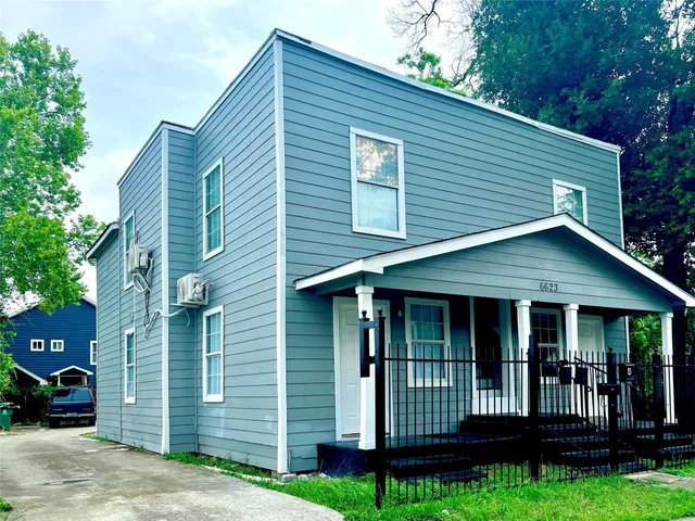 a view of front of a house with a yard