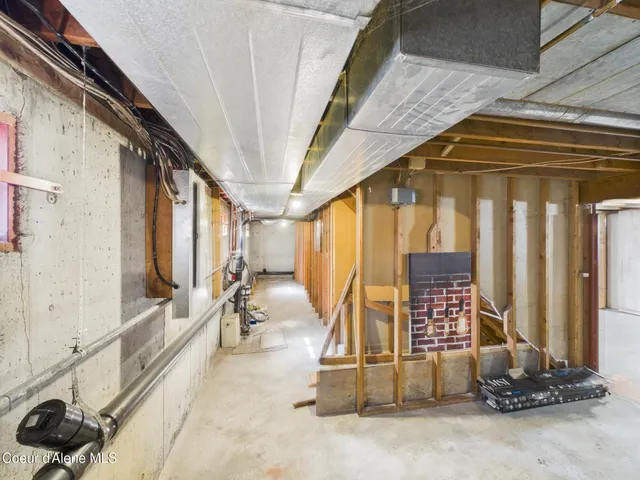 $479,900 | 305 1st Street, Pinehurst, ID 83850