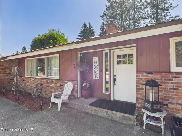 $479,900 | 305 1st Street, Pinehurst, ID 83850