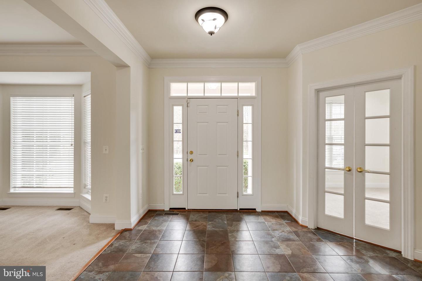 19237 Potomac Crest Drive Triangle, VA 22172 - Photo 9 of 29 Inviting entryway with natural light