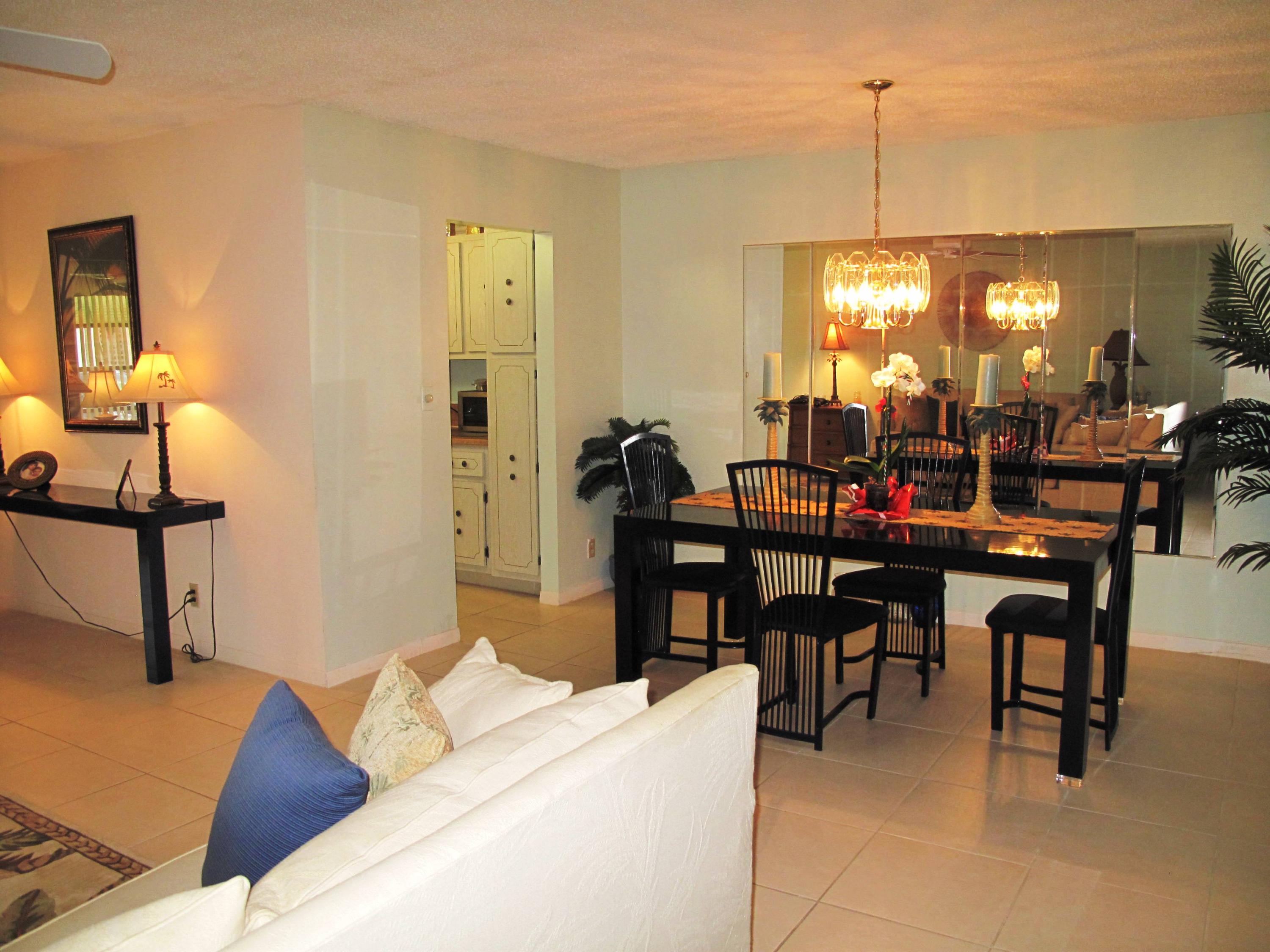 1317 High Point Way Southeast, Unit C Delray Beach, FL 33445 - Photo 13 of 40 Dining area
