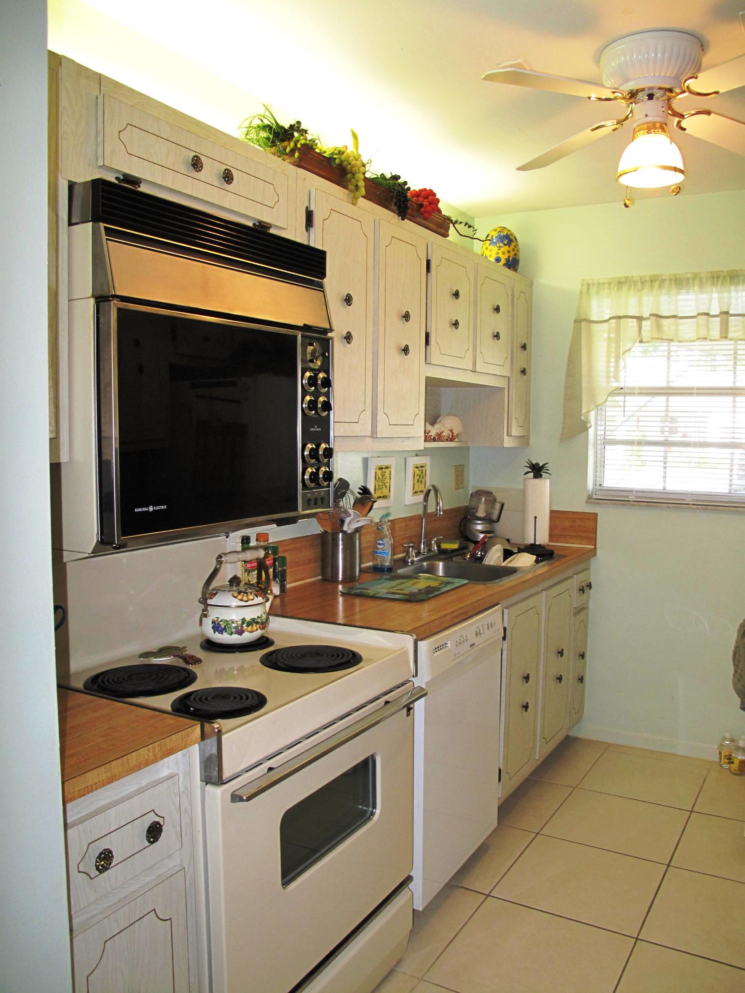 1317 High Point Way Southeast, Unit C Delray Beach, FL 33445 - Photo 14 of 40 Galley kitchen (2)