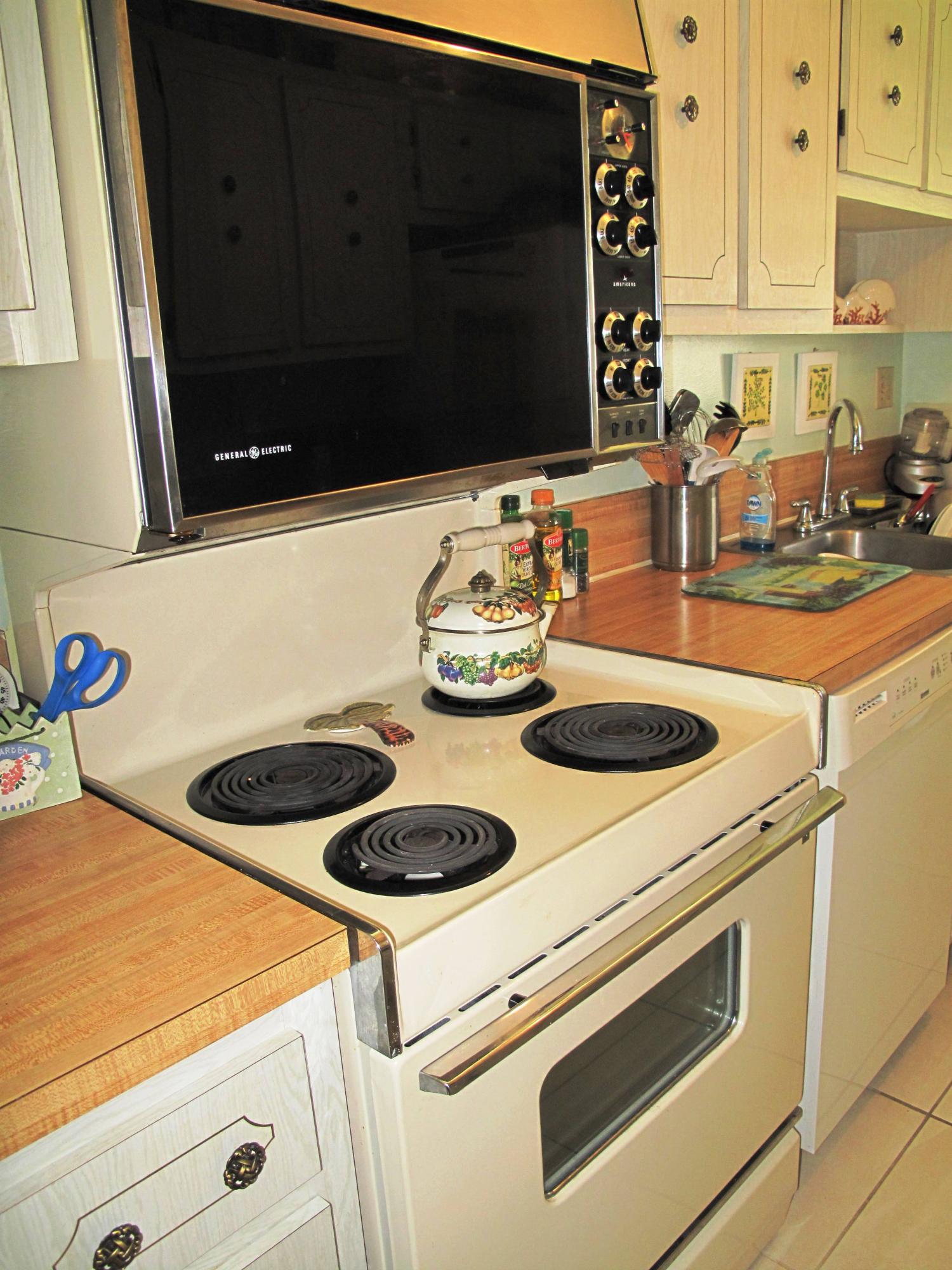 1317 High Point Way Southeast, Unit C Delray Beach, FL 33445 - Photo 19 of 40 Stove range