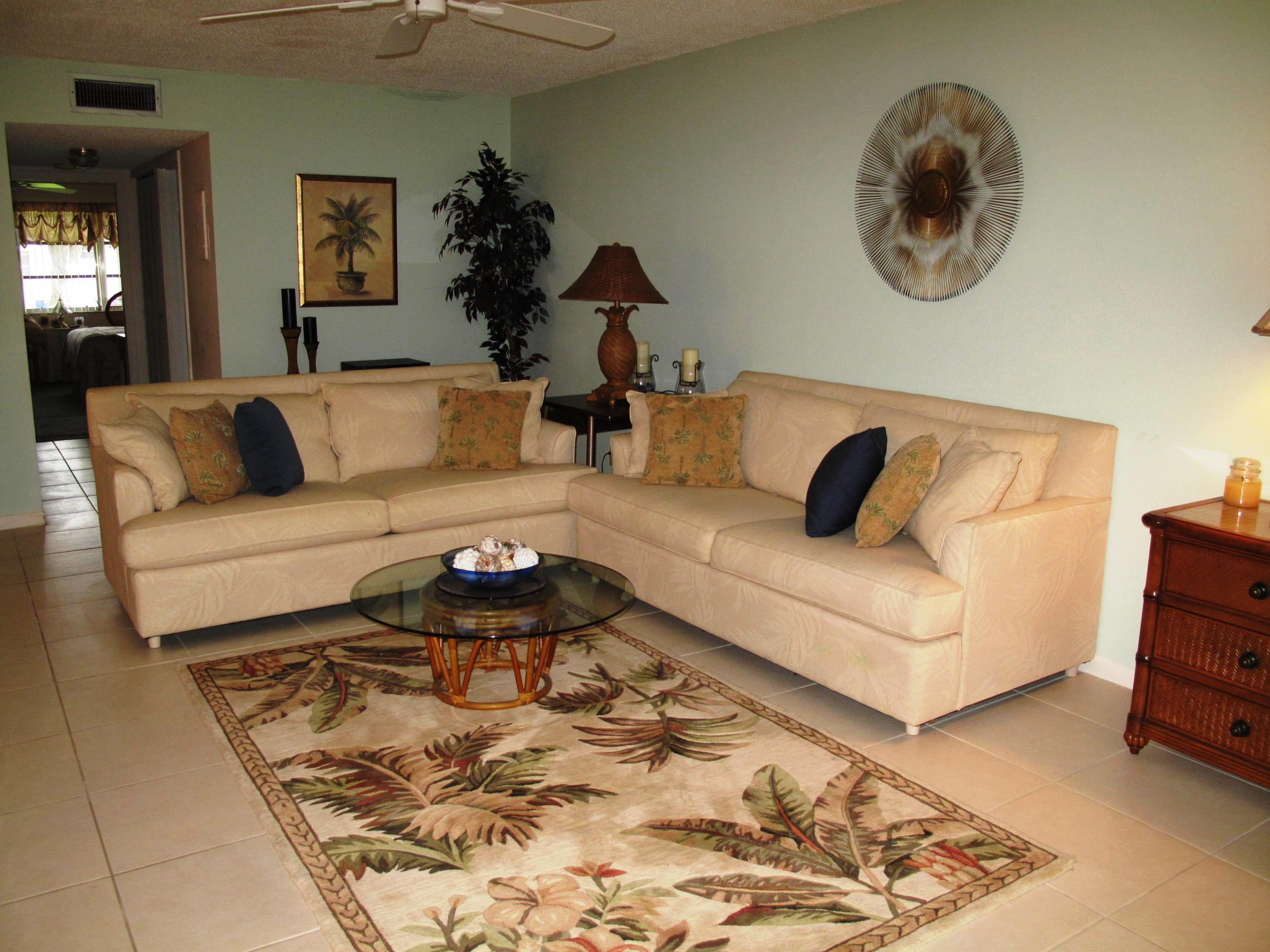 1317 High Point Way Southeast, Unit C Delray Beach, FL 33445 - Photo 6 of 40 Living room