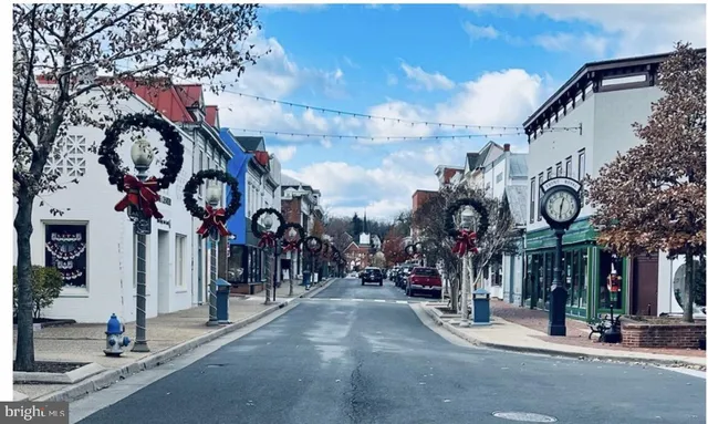 a view of outdoor space with lots of lights