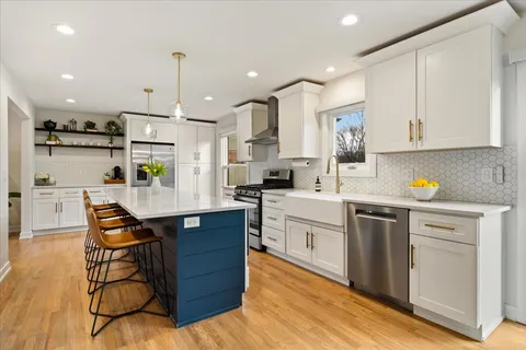 $750,000 | 917 Weatherbee Avenue, Downers Grove, IL 60516