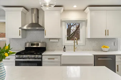 $750,000 | 917 Weatherbee Avenue, Downers Grove, IL 60516