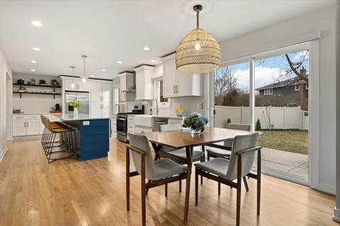 $750,000 | 917 Weatherbee Avenue, Downers Grove, IL 60516