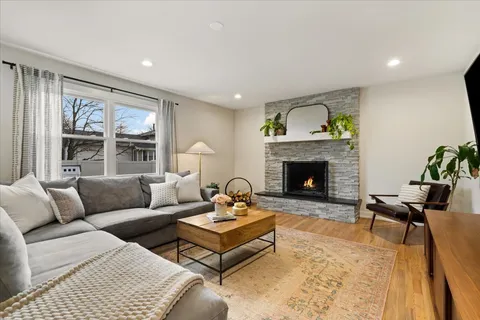 $750,000 | 917 Weatherbee Avenue, Downers Grove, IL 60516