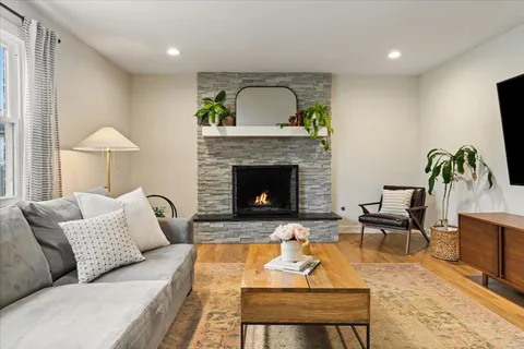 $750,000 | 917 Weatherbee Avenue, Downers Grove, IL 60516