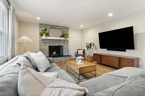 $750,000 | 917 Weatherbee Avenue, Downers Grove, IL 60516