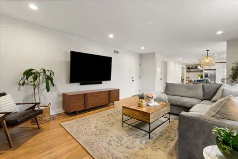 $750,000 | 917 Weatherbee Avenue, Downers Grove, IL 60516