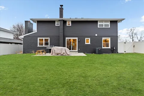 $750,000 | 917 Weatherbee Avenue, Downers Grove, IL 60516