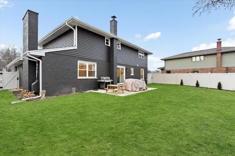 $750,000 | 917 Weatherbee Avenue, Downers Grove, IL 60516