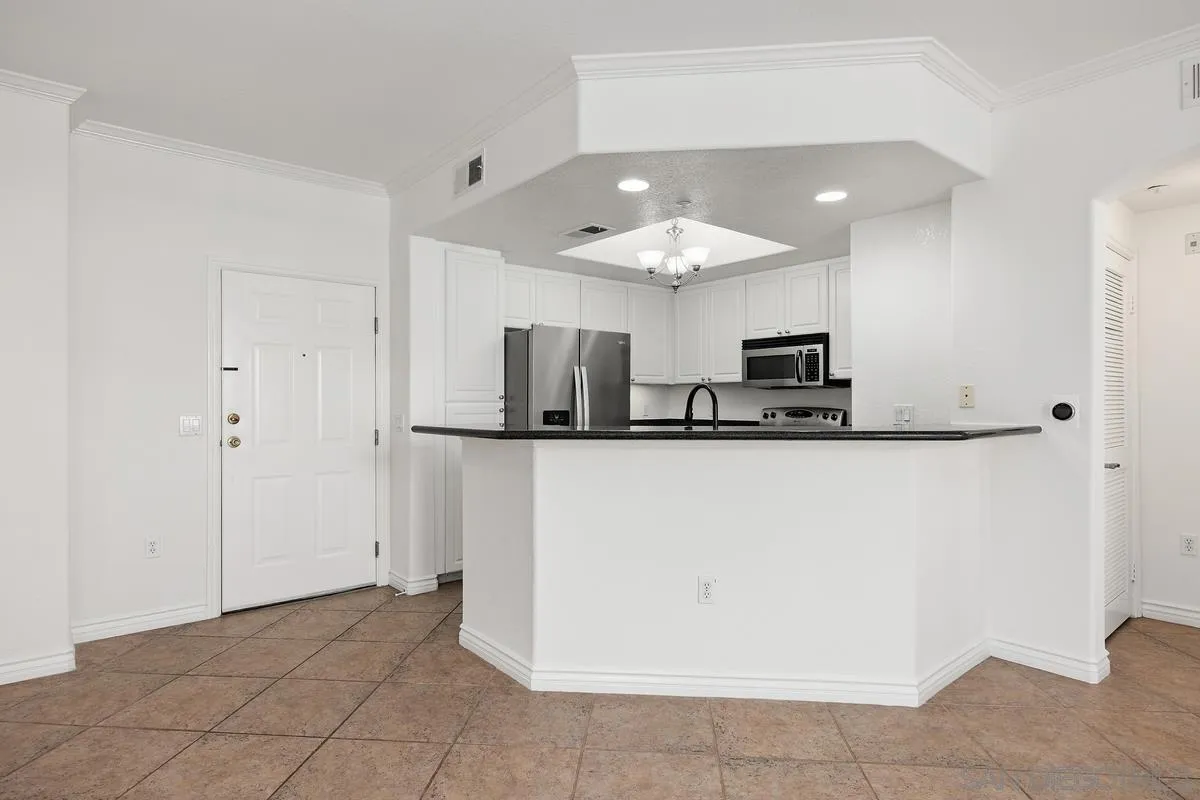 9263 Regents Road, Unit B108 La Jolla, CA 92037 - Photo 4 of 48