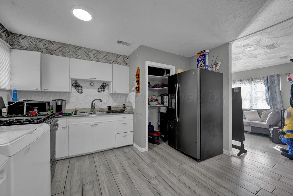1204 North Arapahoe Street Amarillo, TX 79107 - Photo 5 of 8 kitchen 2