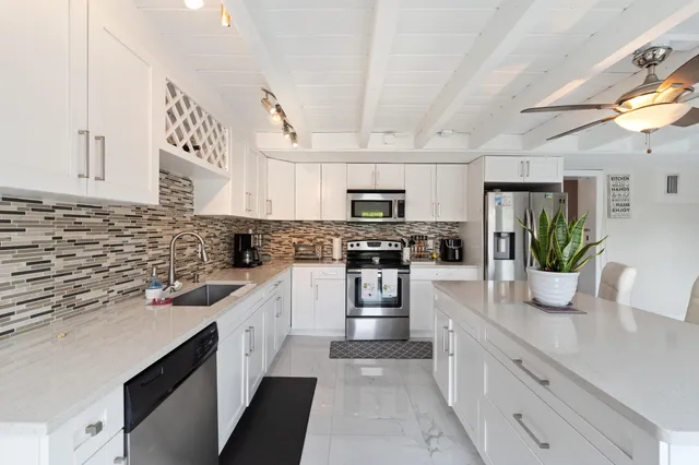 a view of a livingroom with furniture and a ceiling fan