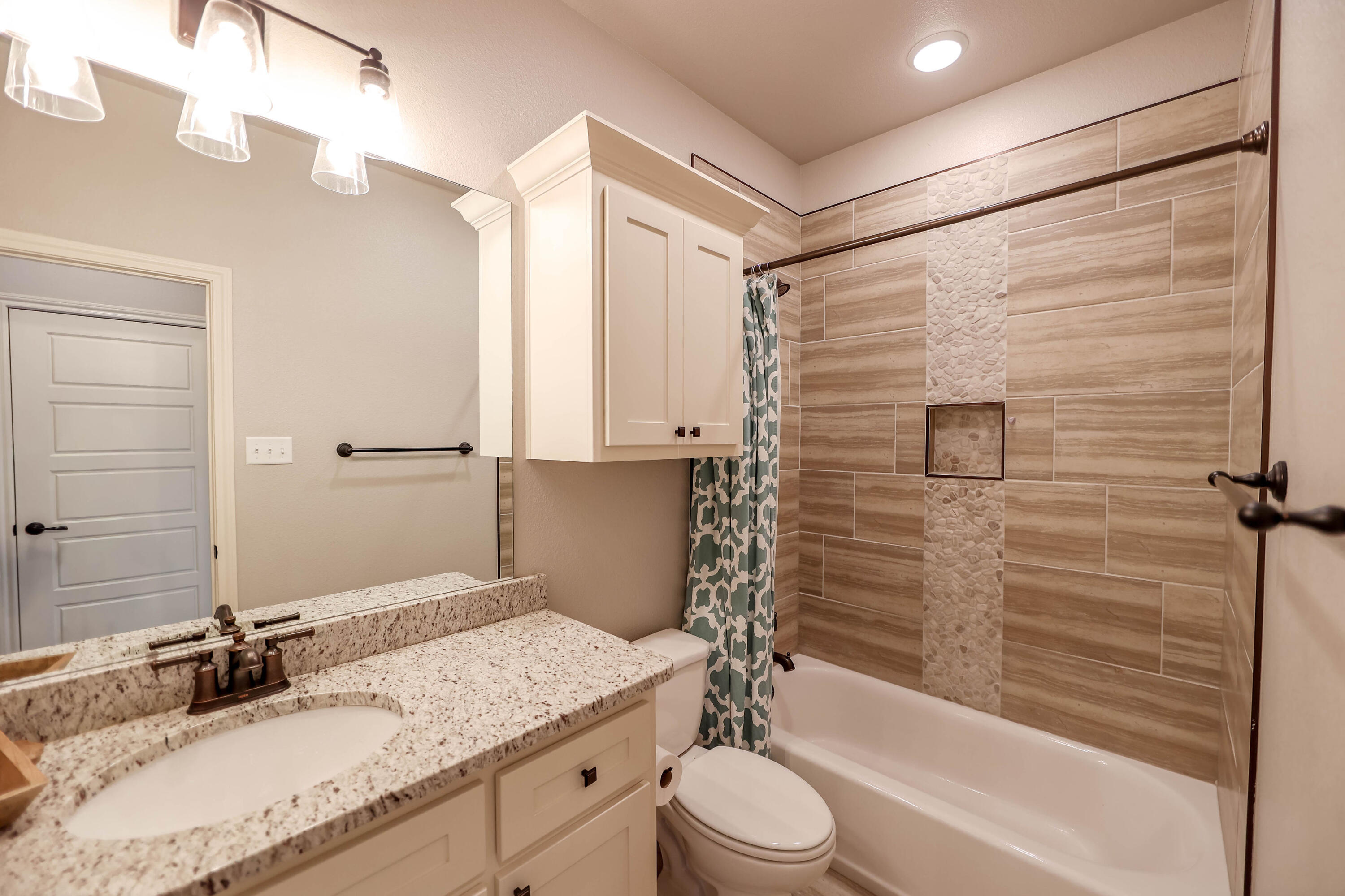 13607 Gardner Avenue Lubbock, TX 79424 - Photo 29 of 38 Guest Bathroom B