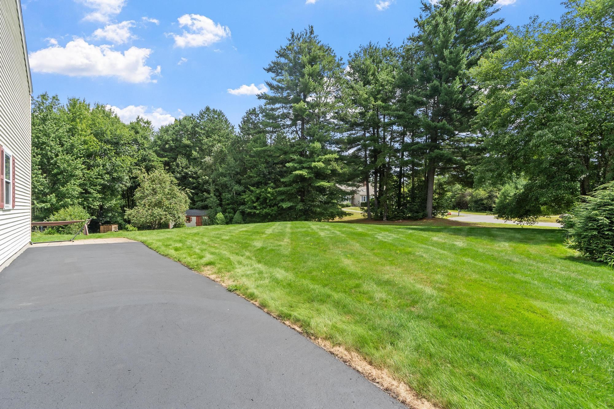 27 Reed Street, Unit B Londonderry, NH 03053 - Photo 4 of 32 Gallery Image 4