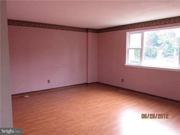 11817 Dumont Road Philadelphia, PA 19116 - Photo 4 of 12 Living Room