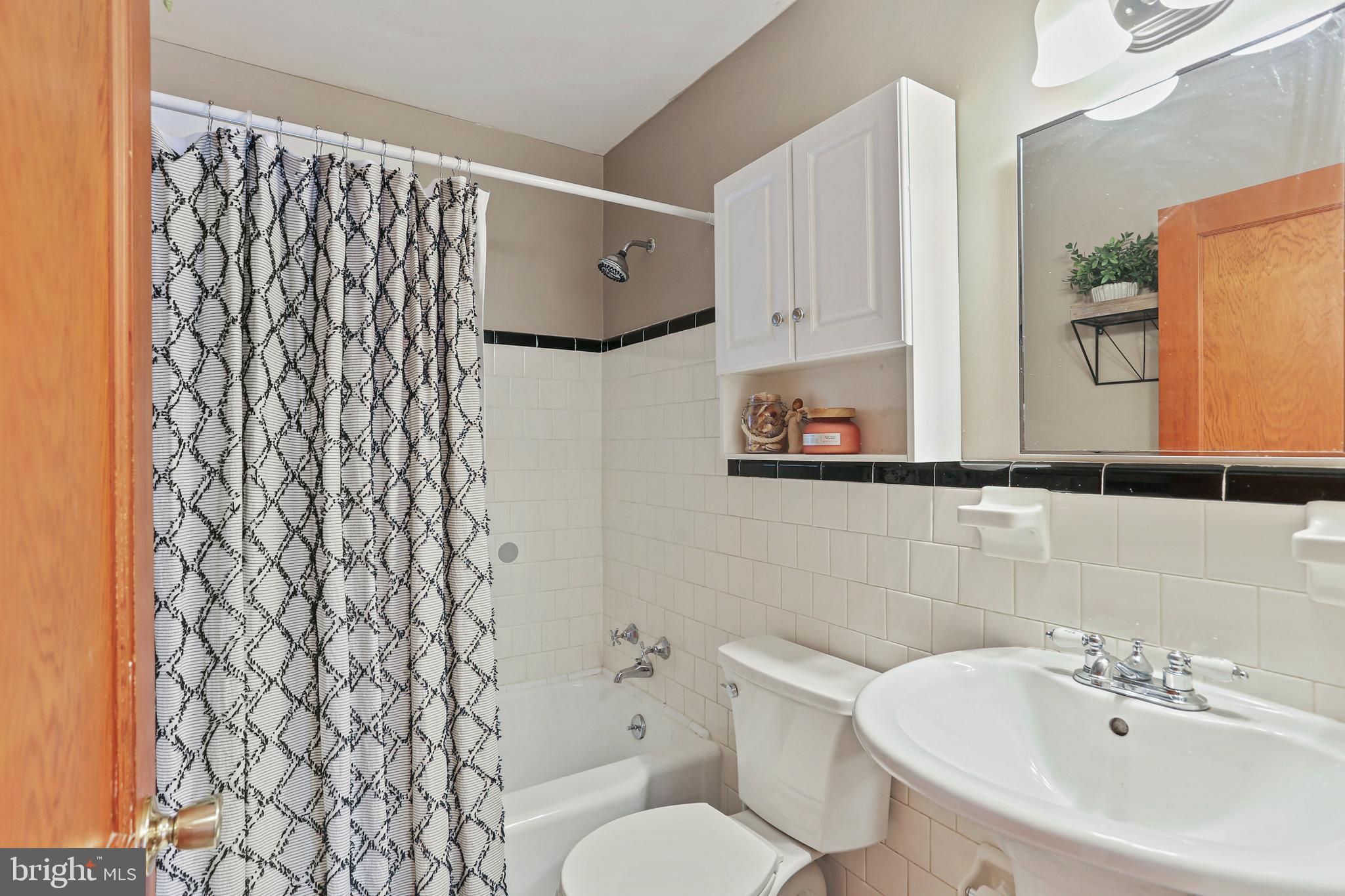 5509 Heatherwood Road Halethorpe, MD 21227 - Photo 15 of 34 Full Bath Main Level w/Tub-Shower Combination