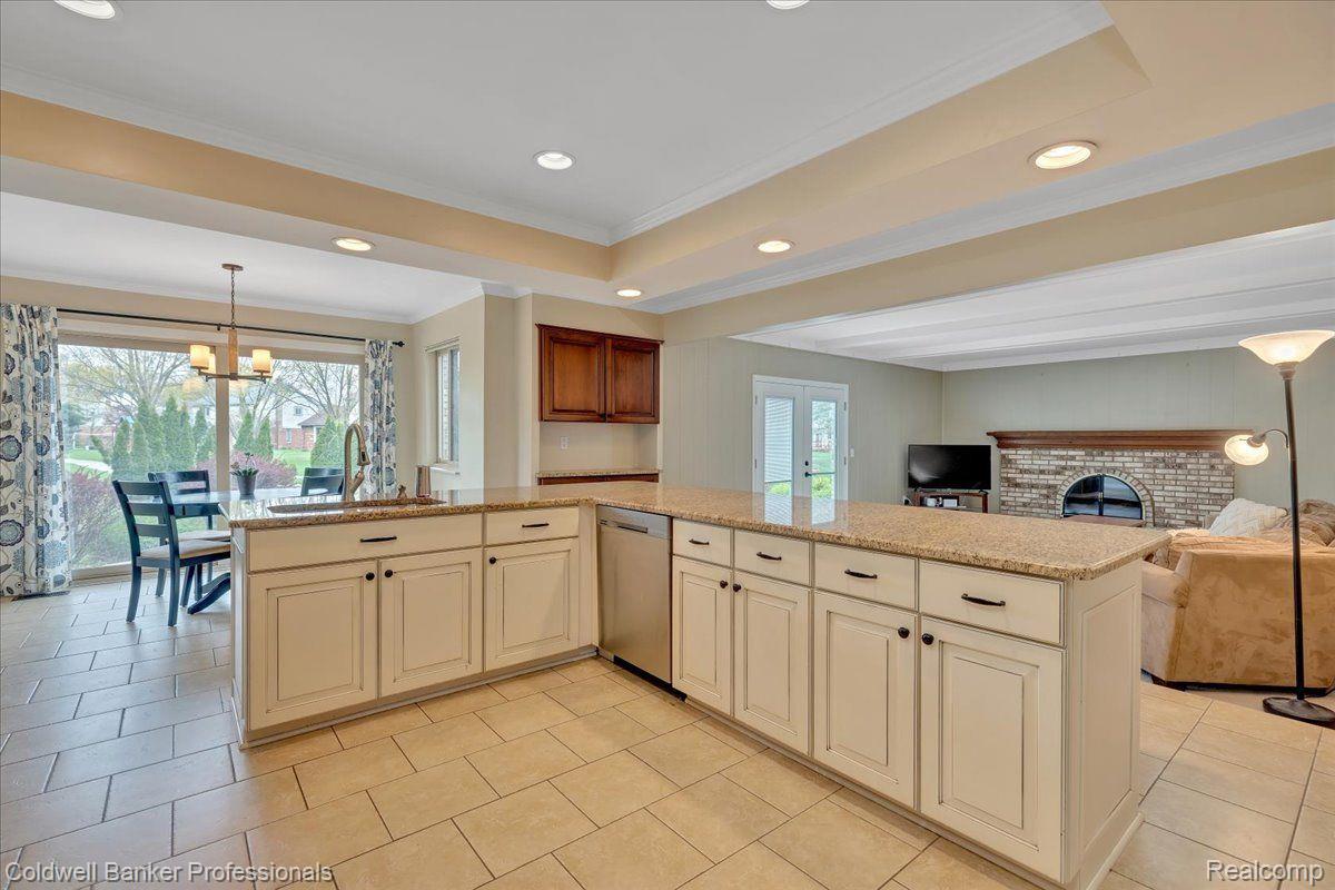 693 Lockmoore Court Rochester, MI 48307 - Photo 10 of 39 Gallery Image 10