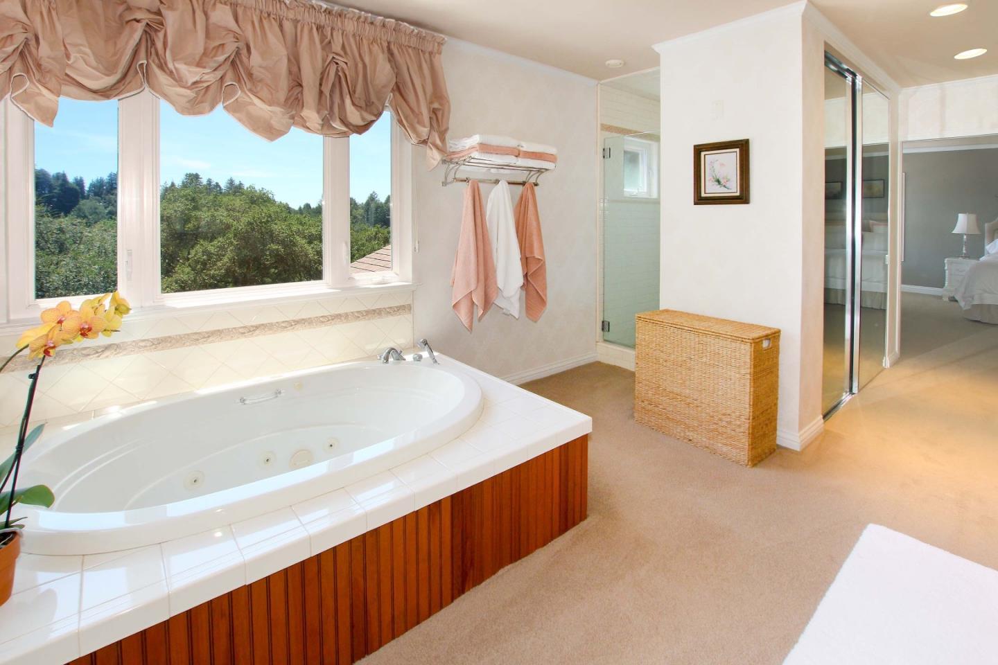 213 Gillette Road Watsonville, CA 95076 - Photo 14 of 27 a spacious bathroom with a bathtub and a sink