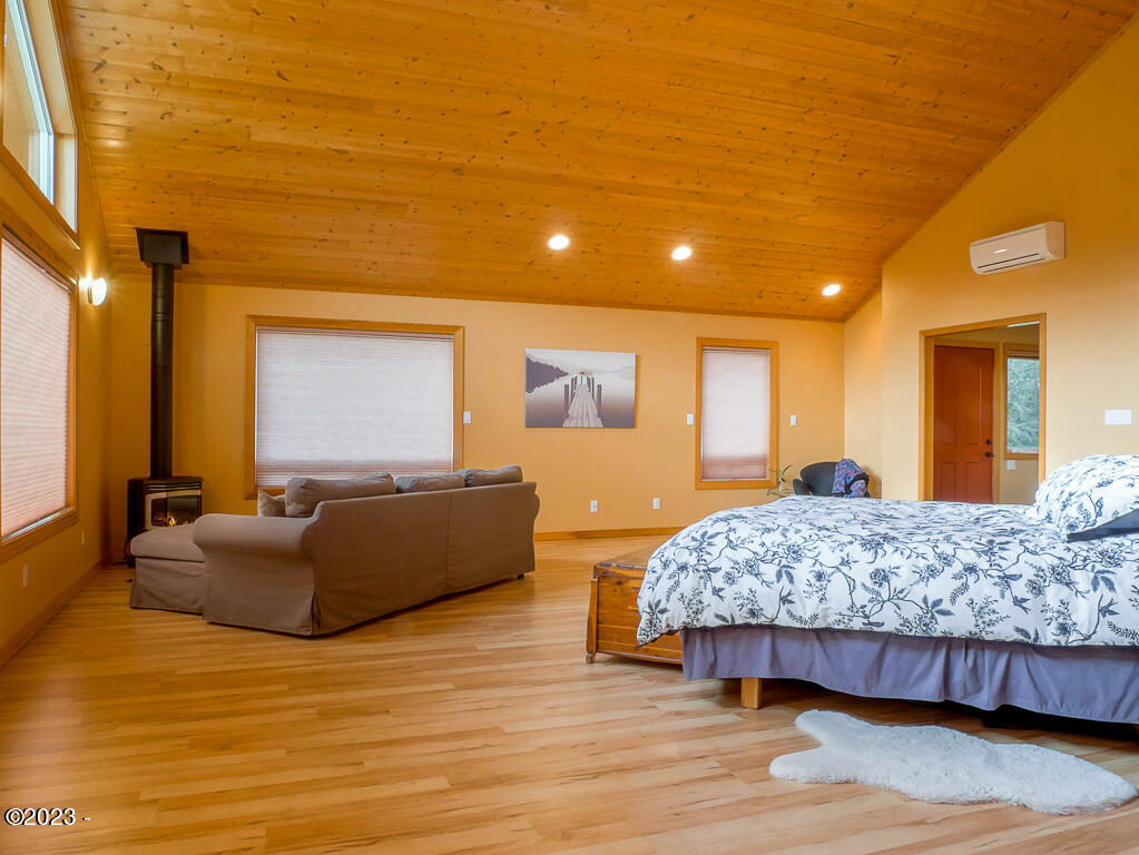 12319 Logsden Road Blodgett, OR 97326 - Photo 33 of 78 Upper level en suite
