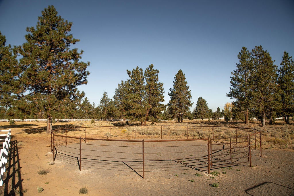 60675 Billadeau Road Bend, OR 97702 - Photo 74 of 87 There is a round pen right off the barn.