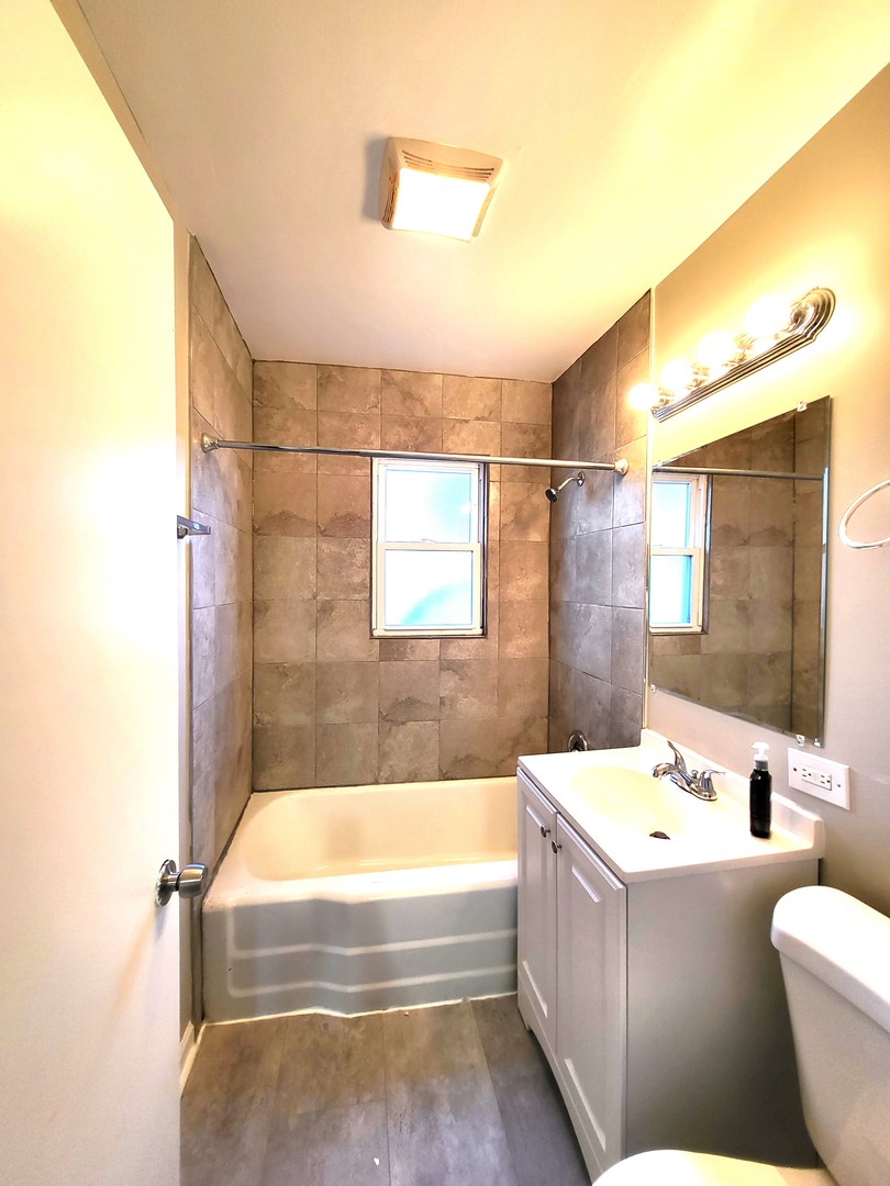 401 North Wolf Road Northlake, IL 60164 - Photo 6 of 15 a bathroom with a bathtub and a sink