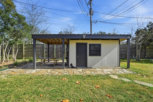 a front view of house with yard