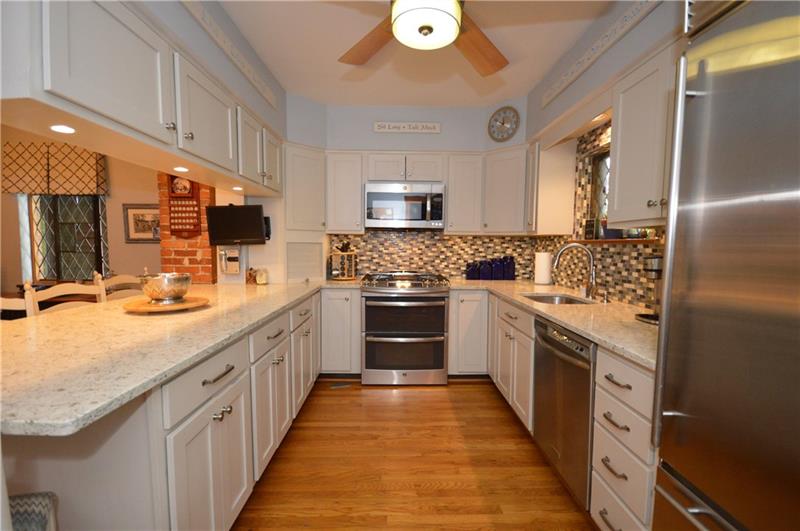 kitchen, so much space for cooking and baking