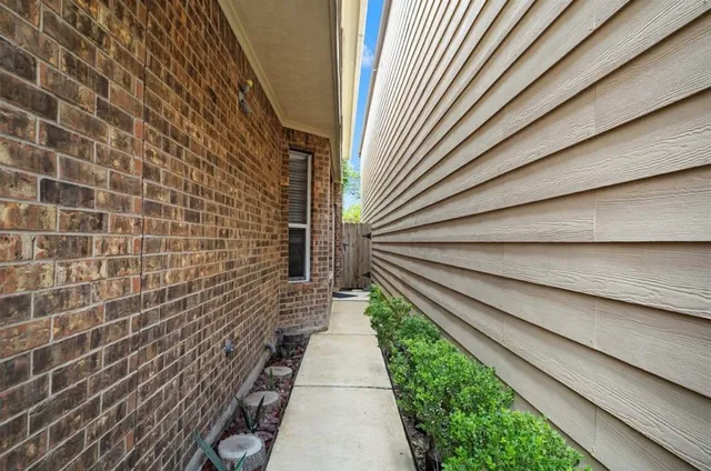 $2,700 | 2646 Couch Street, Houston, TX 77008