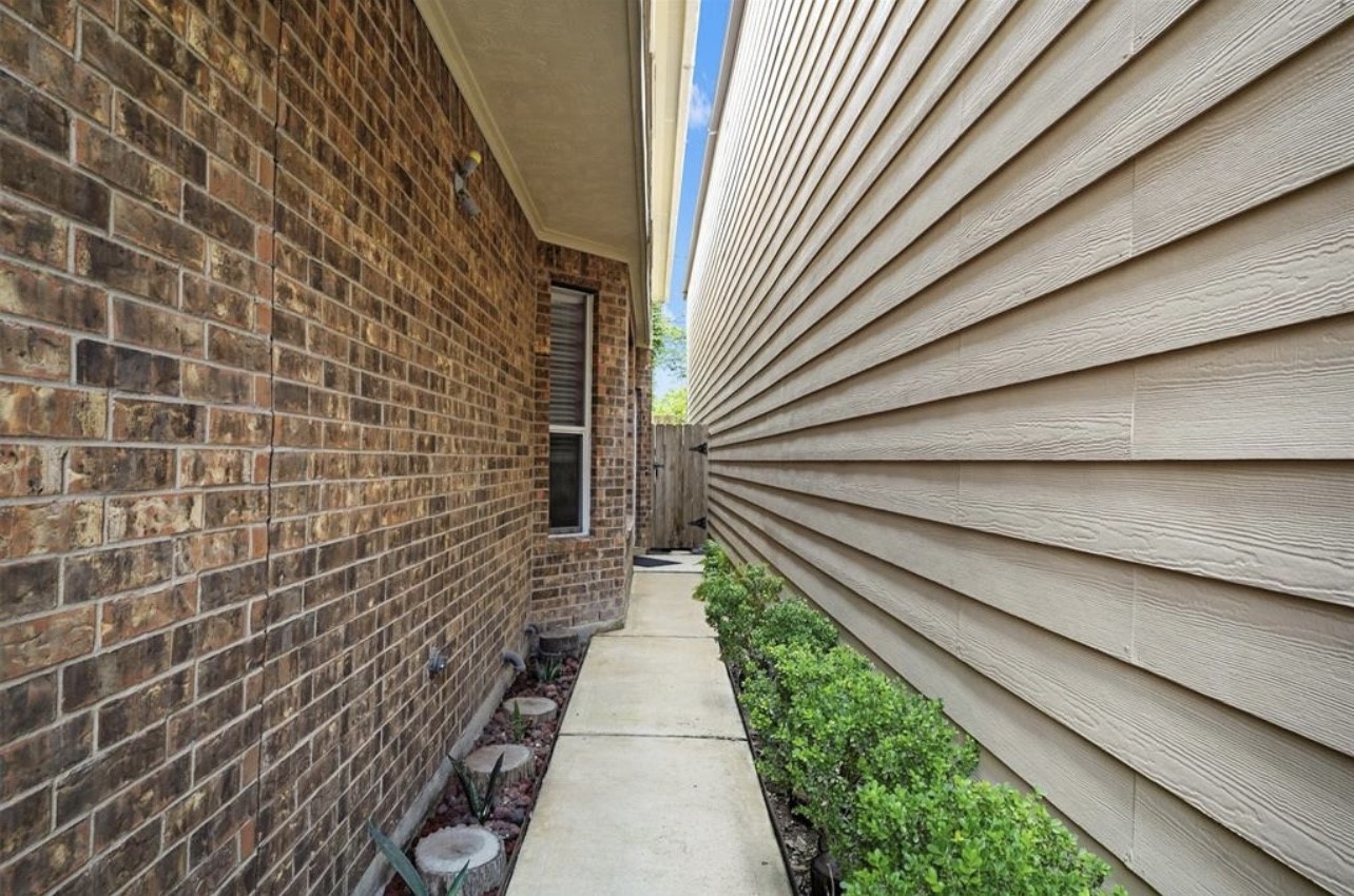 2646 Couch Street Houston, TX 77008 - Photo 20 of 21 a path view of a pathway
