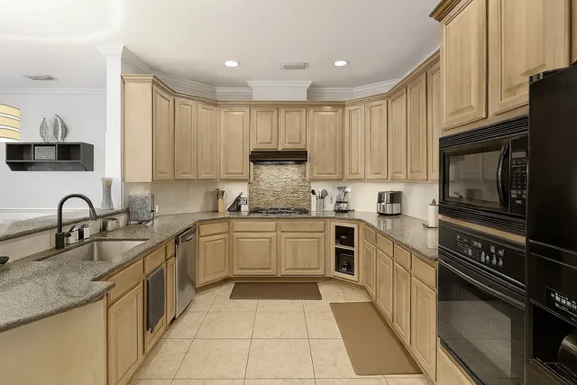 $2,700 | 2646 Couch Street, Houston, TX 77008