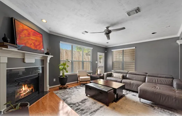 $2,700 | 2646 Couch Street, Houston, TX 77008