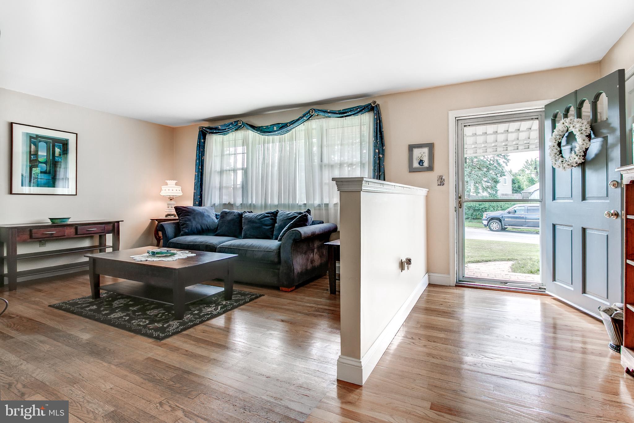35 Russell Road New Castle, DE 19720 - Photo 8 of 45 Living Room/Entry