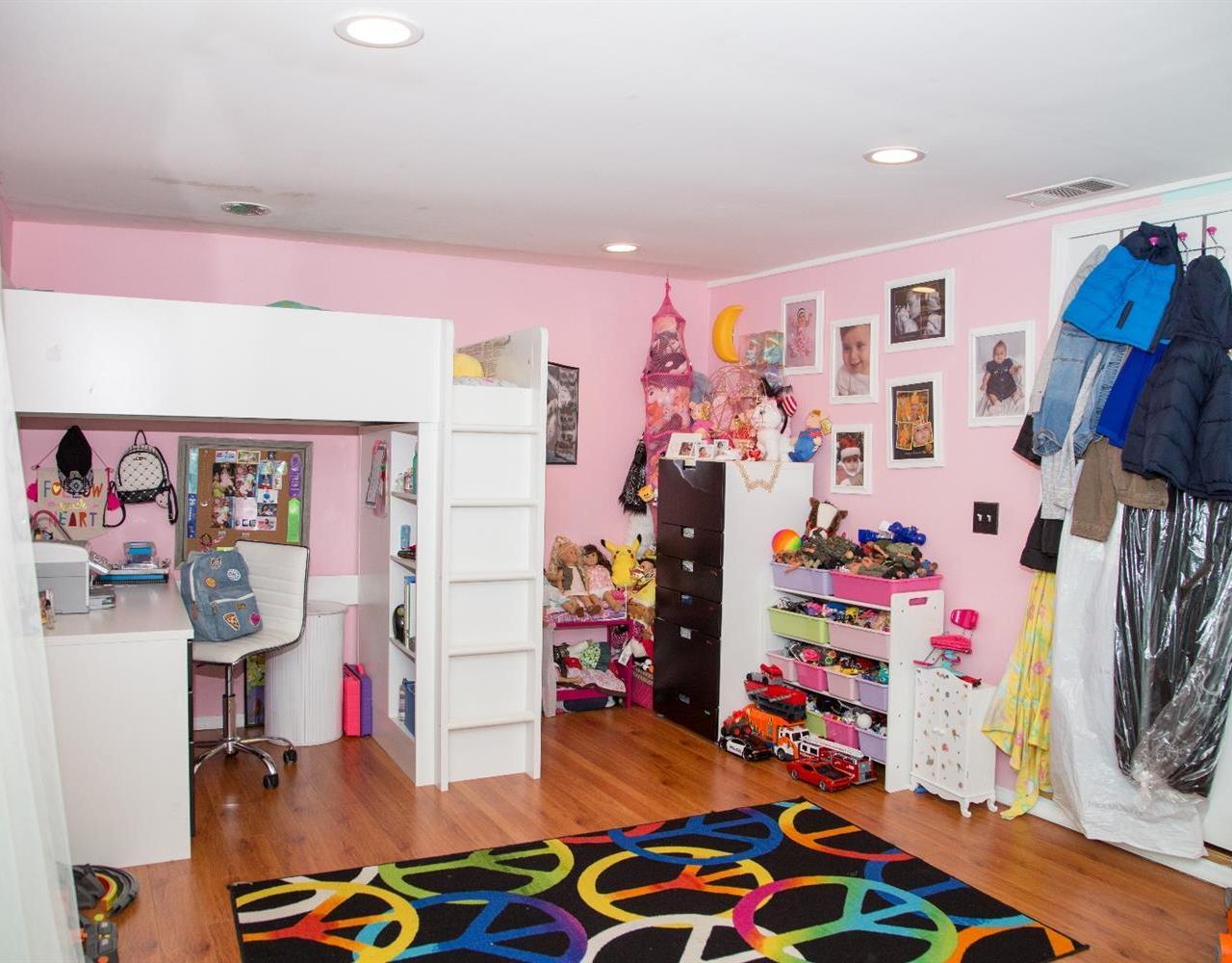 9936 Pinewood Avenue Tujunga, CA 91042 - Photo 8 of 11