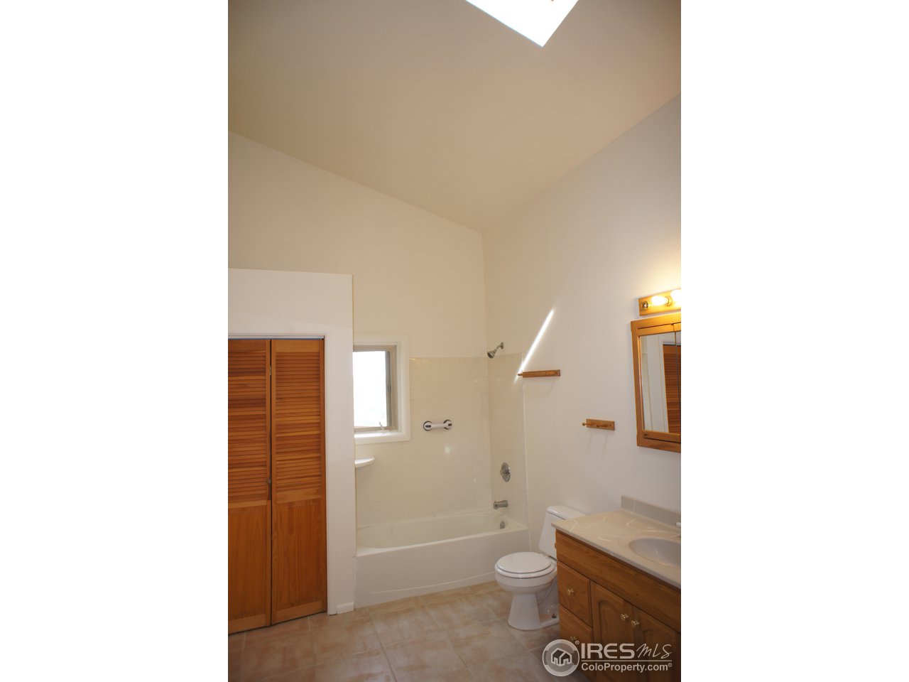 8933 Sugarloaf Road Boulder, CO 80302 - Photo 12 of 25 Master bath with skylights
