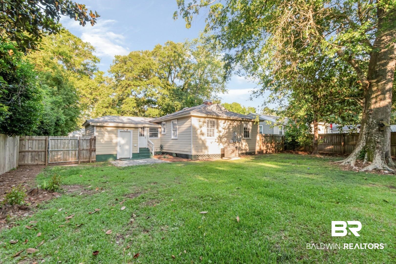 263 Border Drive East Mobile, AL 36608 - Photo 20 of 27 Expansive lawn area with mature trees