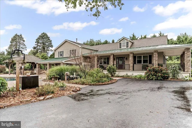 an aerial view of a house with outdoor space and a lake view
