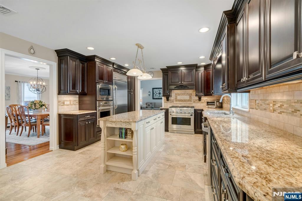 35 Malcolm Place Mahwah, NJ 07430 - Photo 9 of 36