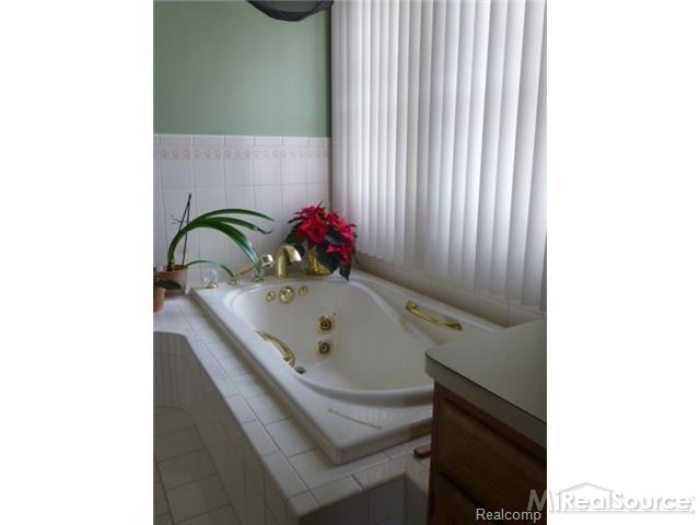 432 Rochdale Drive South Rochester, MI 48309 - Photo 9 of 15 31230676-8.JPG