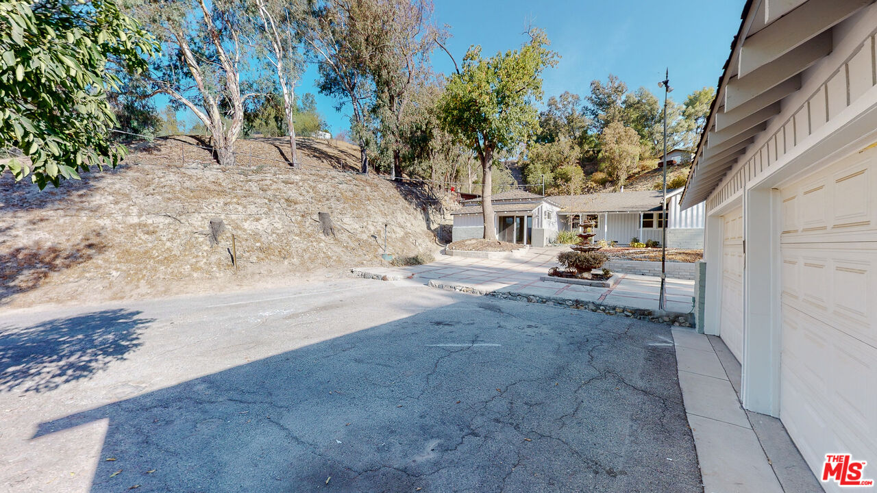 7865 Denivelle Road Sunland, CA 91040 - Photo 5 of 54