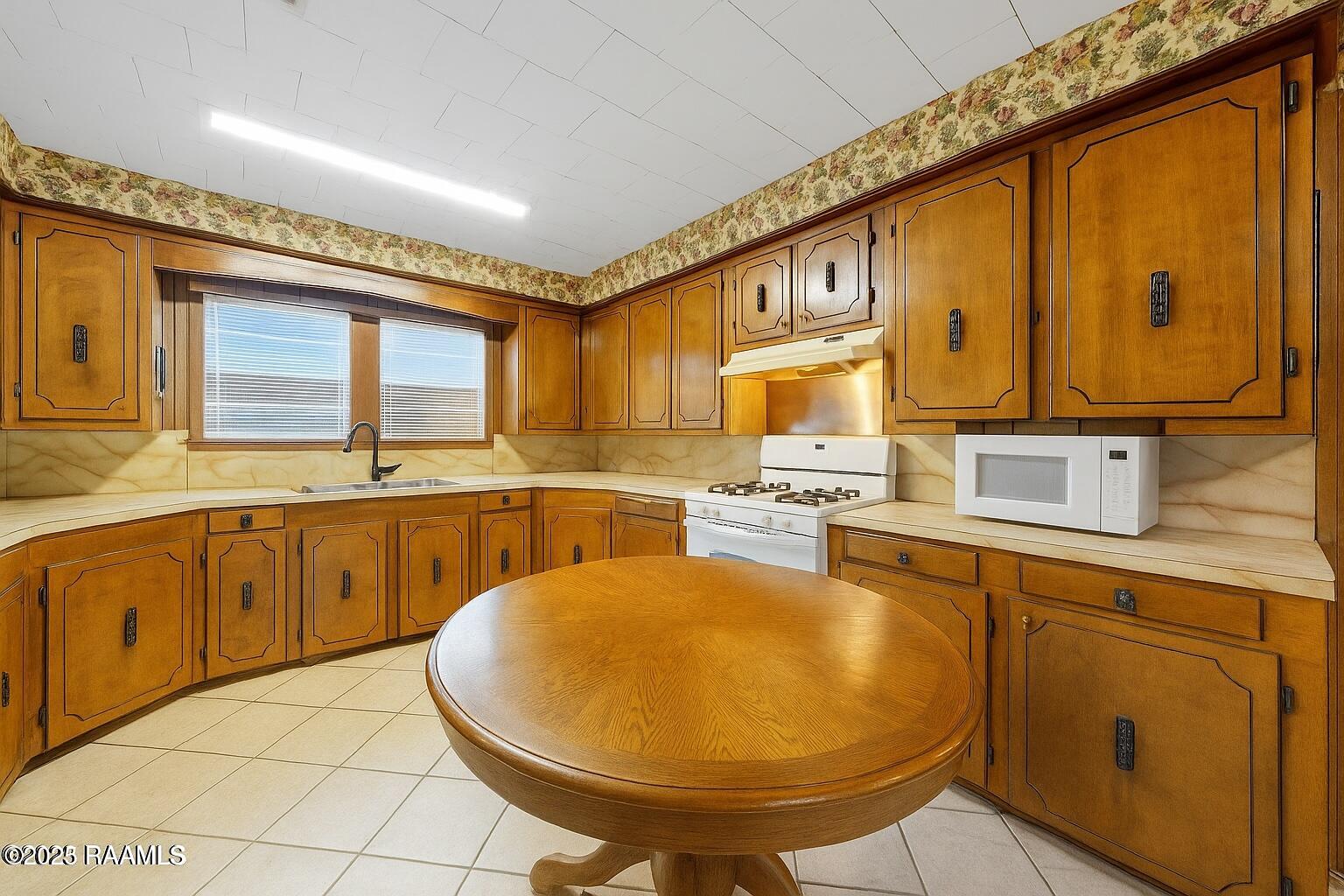 911 North Morvant Avenue Kaplan, LA 70548 - Photo 6 of 24 Kitchen