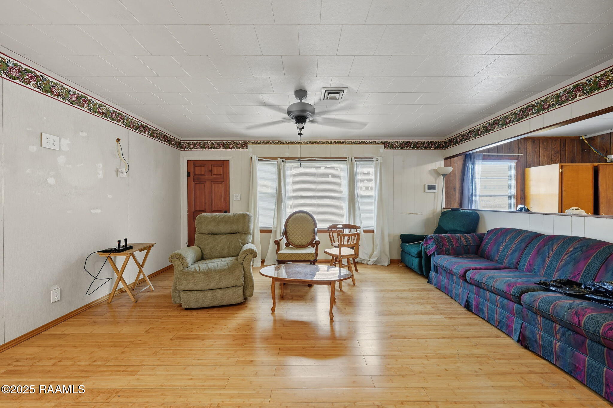 911 North Morvant Avenue Kaplan, LA 70548 - Photo 8 of 24 Living Room