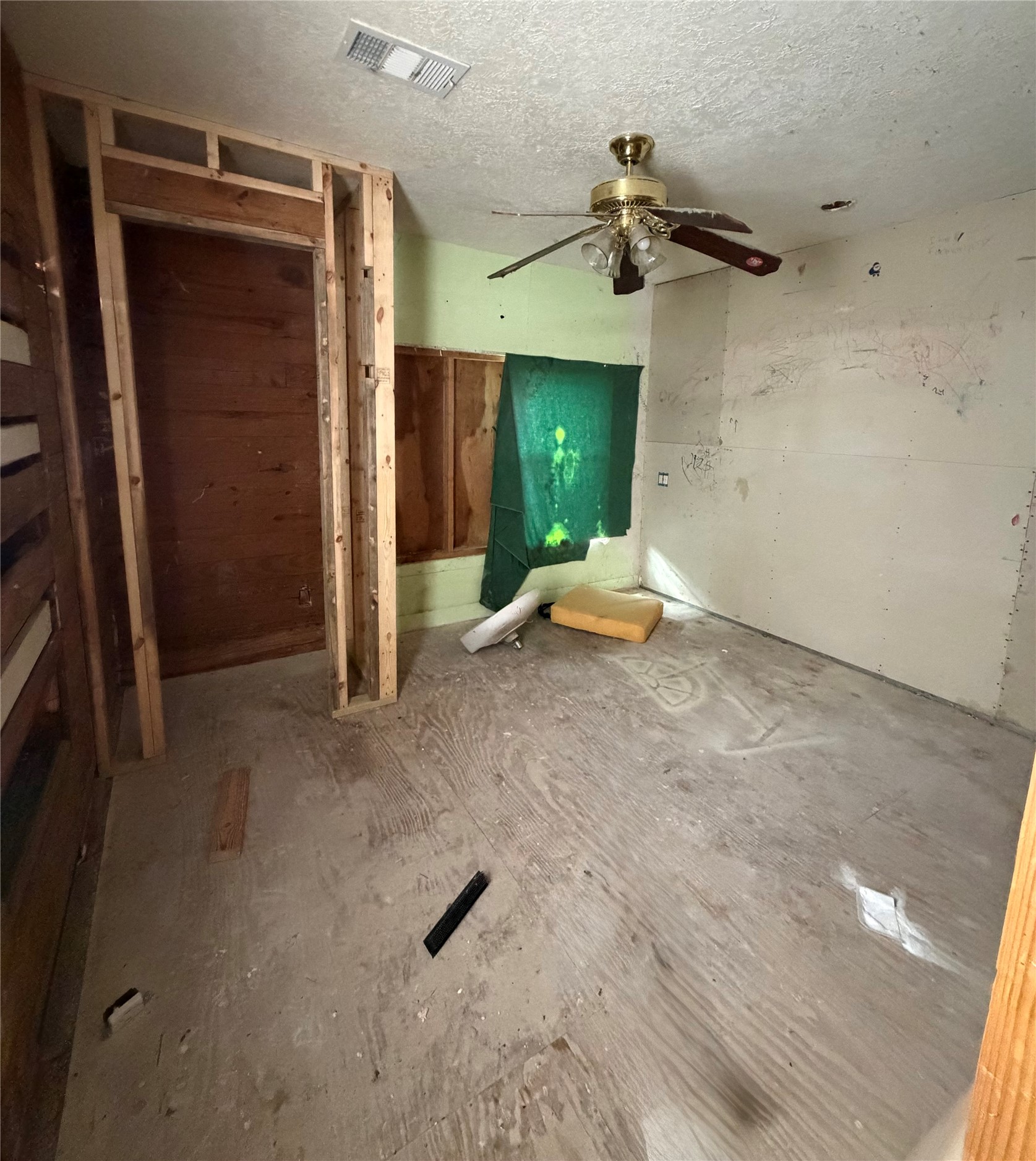 3508 Omega Street Houston, TX 77022 - Photo 8 of 15 an empty room with closet and a chandelier fan