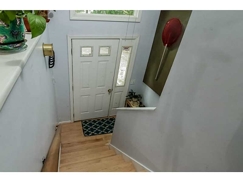 25 Conanicus Road Narragansett, RI 02882 - Photo 5 of 23 Entry.