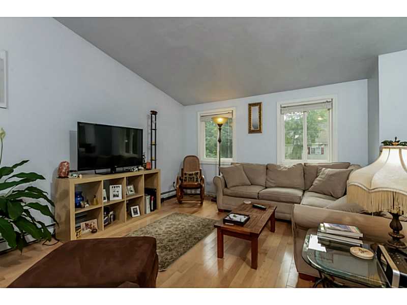 25 Conanicus Road Narragansett, RI 02882 - Photo 6 of 23 Living Room.