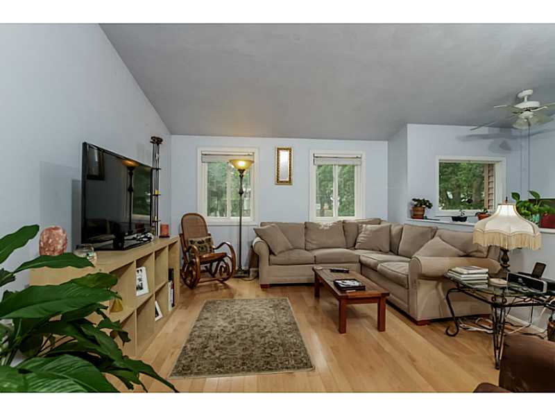 25 Conanicus Road Narragansett, RI 02882 - Photo 7 of 23 Living Room.